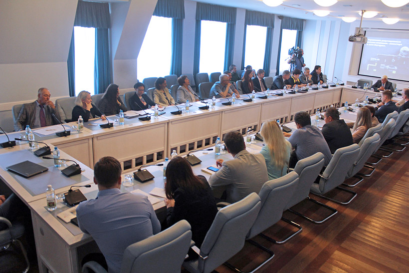 Round table2